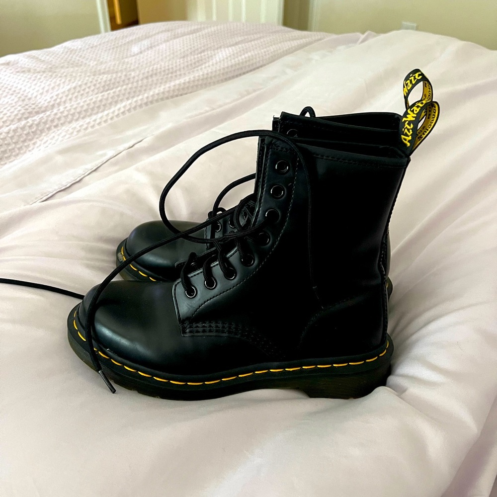 COPY - Doc Marten 1460 women’s size 7. Only worn once